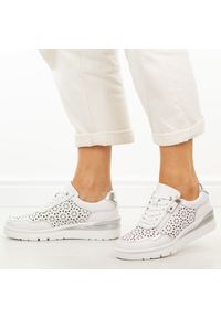 Białe skórzane ażurowe półbuty damskie Filippo Dp7677/26. Okazja: na co dzień. Nosek buta: okrągły. Zapięcie: sznurówki. Kolor: biały. Szerokość cholewki: normalna. Wzór: ażurowy. Materiał: skóra. Sezon: wiosna, lato, jesień. Obcas: na koturnie. Styl: casual, klasyczny #1