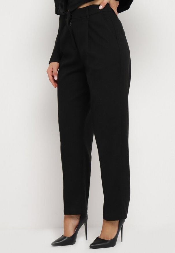 Born2be - Czarne Luźne Spodnie Garniturowe z Kieszeniami Vireal. Kolor: czarny. Styl: elegancki, klasyczny