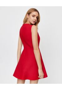 VALENTINO - Czerwona sukienka mini. Okazja: do pracy. Kolor: czerwony. Materiał: wełna, jedwab. Typ sukienki: dopasowane, rozkloszowane. Długość: mini #2