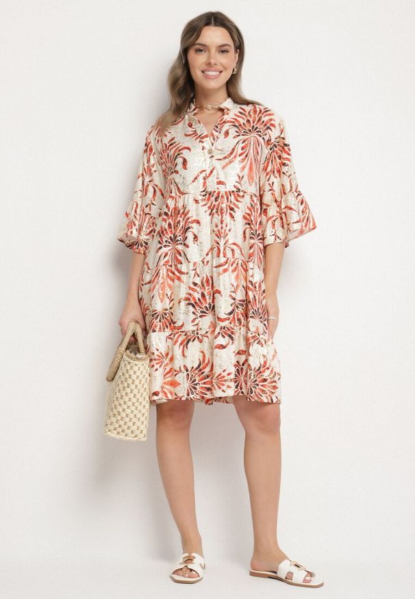 Born2be - Czerwona Rozkloszowana Sukienka z Lnem z Metalicznym Nadrukiem Filasenia. Okazja: na spacer. Typ kołnierza: kołnierz z falbankami, dekolt w kształcie V. Kolor: czerwony. Materiał: len. Wzór: nadruk. Sezon: lato. Styl: elegancki
