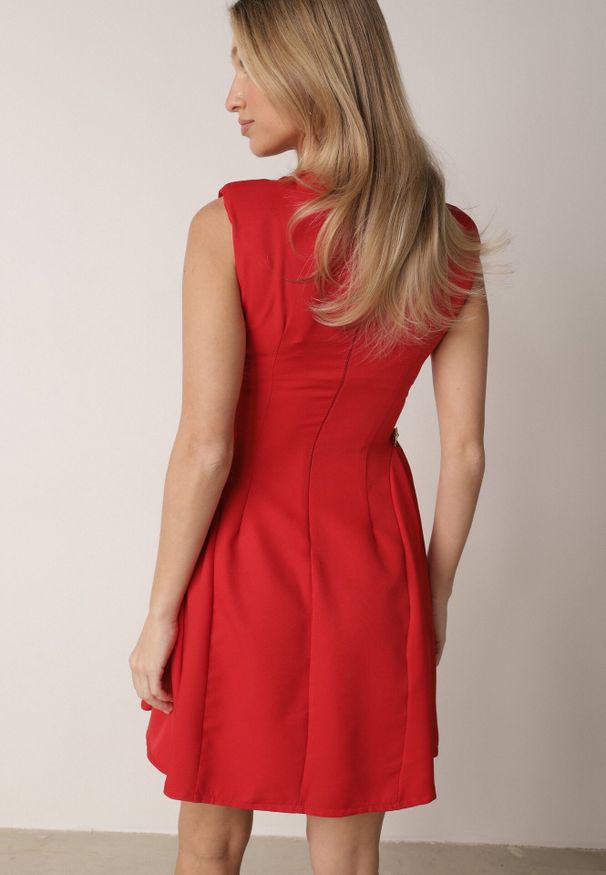 Born2be - Czerwona Elegancka Sukienka Bez Rękawów Zdobiona Przypinkami w Talii Rhaegina. Kolor: czerwony. Materiał: materiał, tkanina. Długość rękawa: bez rękawów. Wzór: aplikacja. Sezon: lato. Typ sukienki: trapezowe. Styl: elegancki