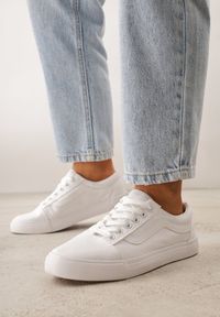 Renee - Wiązane Białe Tenisówki Trampki z Niską Cholewką Ozdobione Geometrycznym Wzorem Wioressa. Wysokość cholewki: przed kostkę. Kolor: biały. Materiał: jeans. Szerokość cholewki: normalna. Wzór: geometria, aplikacja. Styl: sportowy #8