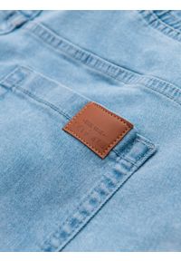 Ombre Clothing - Spodnie męskie JOGGERY jeansowe z efektem sprania - jasnoniebieskie V1 - Rozmiar: S. Okazja: na co dzień. Kolor: niebieski. Materiał: jeans. Wzór: aplikacja. Styl: casual, elegancki #10
