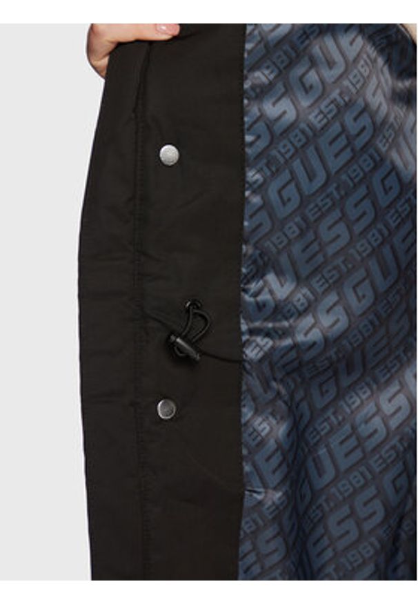 Guess Kurtka zimowa 4G V2BL09 WF330 Czarny Regular Fit. Kolor: czarny. Materiał: bawełna, syntetyk. Sezon: zima