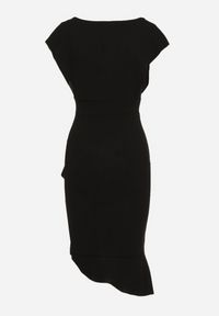 Born2be - Czarna Sukienka o Kopertowym Kroju z Falbankami i Trójkątnym Dekoltem Tanilla. Okazja: do pracy, na randkę. Typ kołnierza: kołnierz z falbankami. Kolor: czarny. Typ sukienki: kopertowe. Styl: elegancki #7