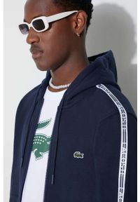 Lacoste bluza męska kolor granatowy z kapturem z nadrukiem. Typ kołnierza: kaptur. Kolor: niebieski. Materiał: dzianina. Wzór: nadruk #2