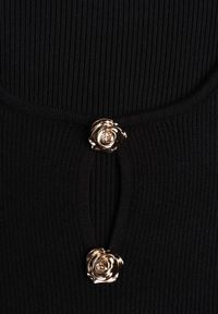 Renee - Czarna Wiskozowa Prążkowana Sukienka Bodycon Ozdobiona Wycięciem i Guzikami Nevelaura. Kolor: czarny. Materiał: prążkowany, wiskoza. Wzór: aplikacja. Typ sukienki: bodycon. Styl: elegancki #5