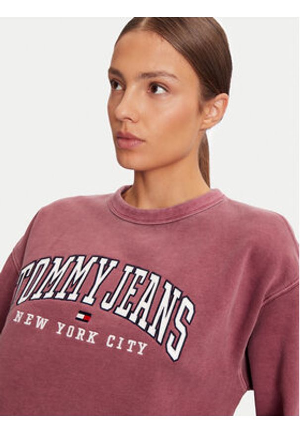 Tommy Jeans Bluza Varsity DW0DW19824 Fioletowy Regular Fit. Kolor: fioletowy. Materiał: bawełna