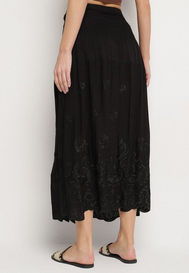 Born2be - Czarna Spódnica Rozkloszowana z Bawełny z Haftowanymi Kwiatami Divilene. Okazja: na co dzień, na spacer. Kolor: czarny. Materiał: bawełna. Wzór: haft, kwiaty. Styl: casual