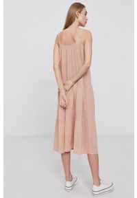 Vero Moda Sukienka bawełniana kolor różowy midi oversize. Kolor: różowy. Materiał: bawełna. Długość rękawa: na ramiączkach. Typ sukienki: oversize. Długość: midi #5