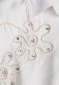 Renee - Biała Wiskozowa Koszula Nietoperz z Regulowanymi Rękawami i Haftem Drenesh. Kolor: biały. Materiał: wiskoza. Wzór: haft. Styl: boho #2