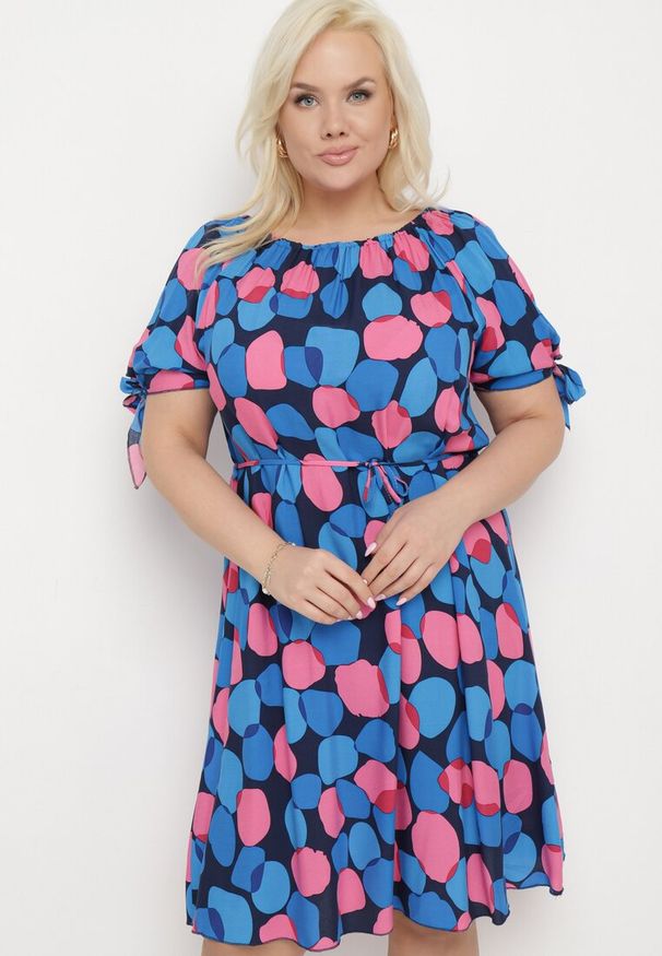 Born2be - Niebieska Trapezowa Sukienka Bawełniana z Elastycznym Dekoltem i Sznurkiem w Talii Eeraphina. Kolor: niebieski. Materiał: bawełna. Typ sukienki: trapezowe. Styl: wizytowy, rockowy, elegancki