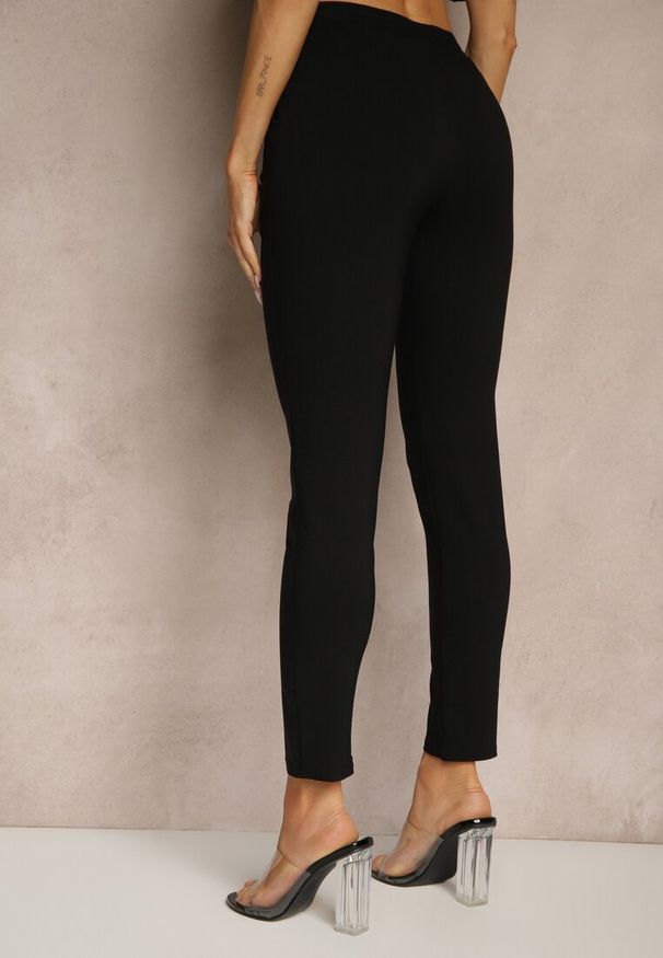 Renee - Czarne Spodnie z Wiskozą High Waist z Ozdobnymi Guzikami Redillia. Okazja: na co dzień, na spotkanie biznesowe. Stan: podwyższony. Kolor: czarny. Materiał: wiskoza. Styl: biznesowy, klasyczny, elegancki, casual