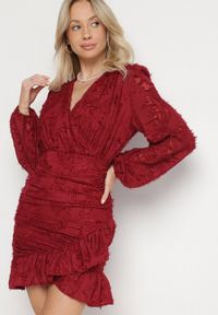 Born2be - Bordowa Kopertowa Sukienka Koronkowa z Bufiastymi Rękawami Falbankami i Marszczeniem Demeriana. Typ kołnierza: kołnierz z falbankami. Kolor: czerwony. Materiał: koronka. Długość rękawa: krótki rękaw. Typ sukienki: kopertowe #1