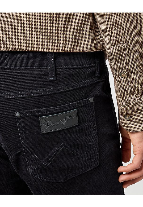 Wrangler - WRANGLER MĘSKIE SPODNIE SZTRUKSOWE GREENSBORO BLACK 112357406 W15Q013729