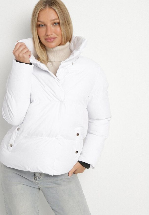 Born2be - Biała Kurtka Pikowana z Kołnierzem Beatsarda. Kolor: biały. Długość rękawa: długi rękaw. Długość: długie. Wzór: aplikacja