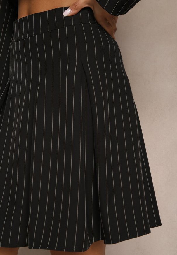 Renee - Czarna Rozkloszowana Spódnica z Plisami Zdobiona Subtelnym Wzorem w Paski Redamira. Okazja: na co dzień. Kolor: czarny. Wzór: aplikacja, paski. Styl: elegancki, casual