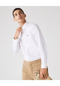 Lacoste - LACOSTE - Biała koszula z elastycznego materiału. Kolor: biały. Materiał: materiał. Wzór: haft, aplikacja. Styl: klasyczny