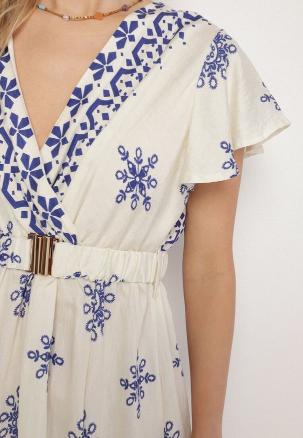 Born2be - Niebieska Sukienka w Ornamentalny Wzór z Elastycznym Paskiem Tosvanna. Okazja: na co dzień. Kolor: niebieski. Długość rękawa: krótki rękaw. Wzór: aplikacja. Typ sukienki: kopertowe, proste. Styl: klasyczny, casual, elegancki