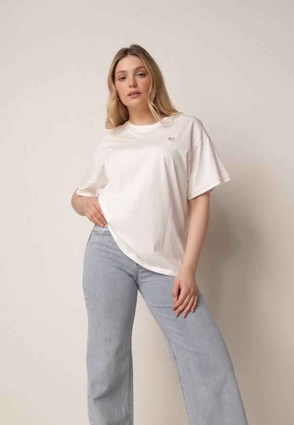 Born2be - Biały Bawełniany T-shirt z Serduszkiem i Ozdobnymi Łańcuszkami Jynorin. Okazja: do pracy, na co dzień. Kolor: biały. Materiał: bawełna. Wzór: aplikacja. Styl: elegancki, klasyczny, casual