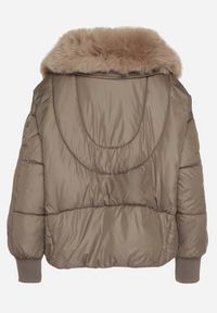 Born2be - Ciemnozielona Pikowana Kurtka o Pudełkowym Kroju z Kapturem z Futerkiem Rivitta. Okazja: na co dzień, na spotkanie biznesowe, do pracy. Typ kołnierza: kaptur. Kolor: zielony. Materiał: futro. Wzór: aplikacja, paski. Styl: casual, biznesowy, elegancki, klasyczny #5