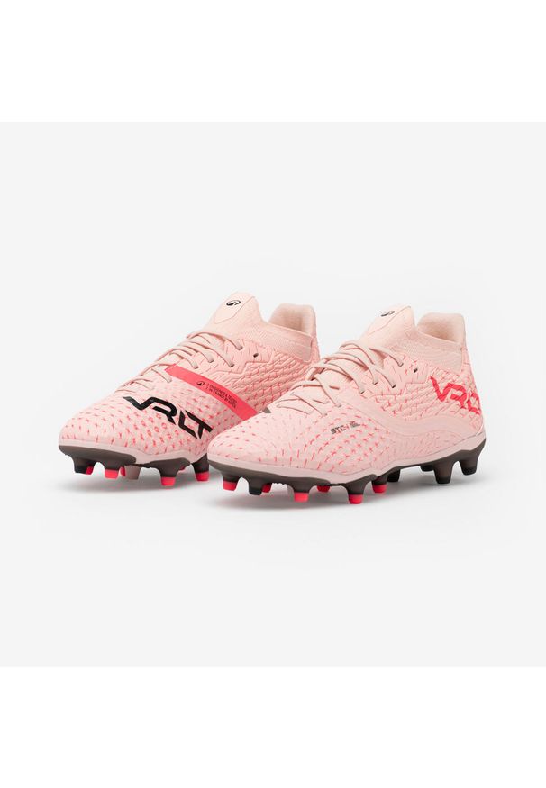KIPSTA - Buty piłkarskie damskie Kipsta Viralto III-W FG. Nosek buta: okrągły. Kolor: różowy. Materiał: dzianina, zamsz, mesh, syntetyk. Szerokość cholewki: normalna. Sport: piłka nożna