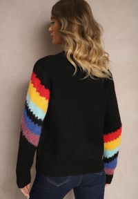 Renee - Czarny Sweter Ozdobiony Ukośnymi Paskami Zenstina. Okazja: na co dzień. Kolor: czarny. Materiał: jeans. Wzór: aplikacja. Styl: casual
