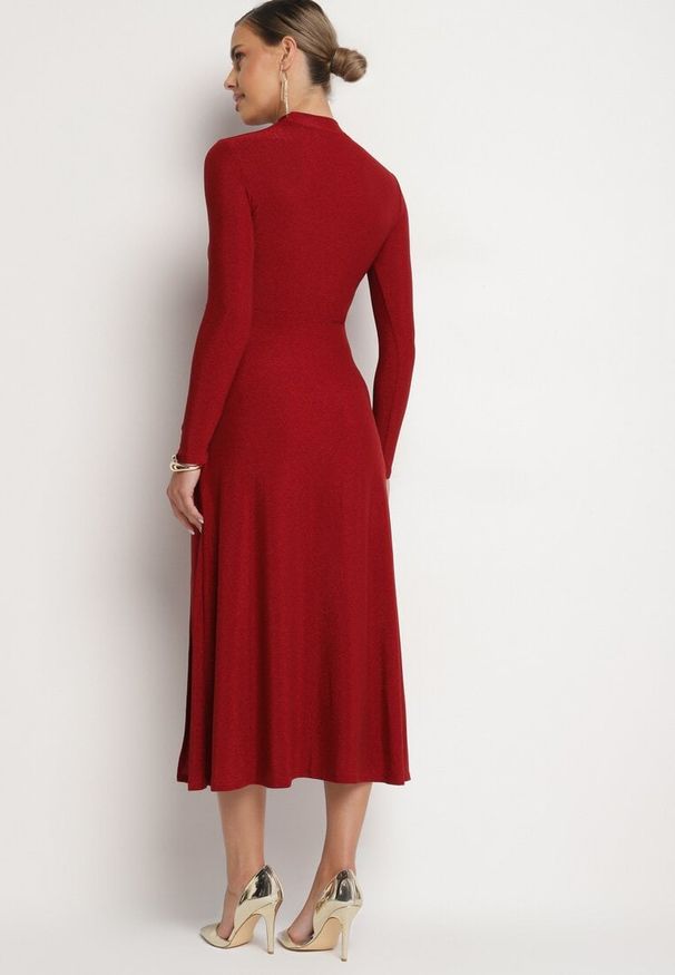 Born2be - Bordowa Sukienka z Wiskozą Ozdobiona Brokatem w Eleganckim Stylu Werirra. Kolor: czerwony. Materiał: wiskoza. Wzór: aplikacja. Sezon: zima. Styl: elegancki