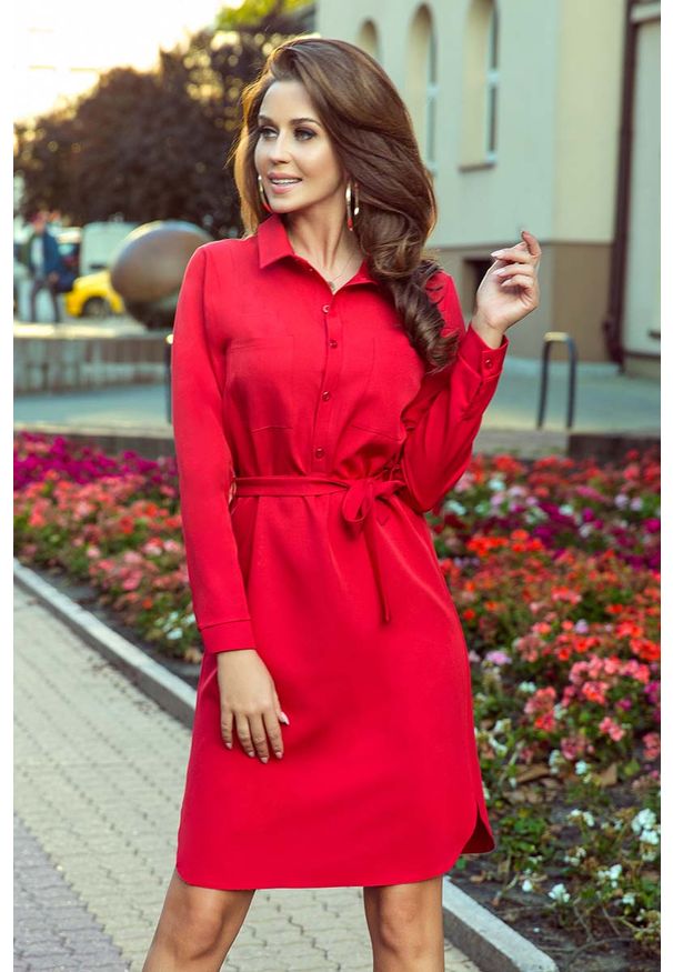 Numoco - Czerwona Krótka Koszulowa Sukienka z Paskiem. Kolor: czerwony. Materiał: poliester, elastan. Typ sukienki: koszulowe. Długość: mini