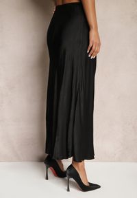 Renee - Czarna Rozkloszowana Spódnica Satynowa z Wiskozy Rihaniel. Okazja: na co dzień. Kolor: czarny. Materiał: satyna, wiskoza. Styl: klasyczny, elegancki, casual #3
