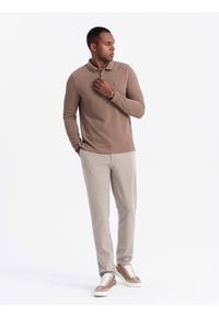 Ombre Clothing - Męski strukturalny longsleeve polo z naszywką – brązowy V4 - Rozmiar: XXL. Okazja: na co dzień. Typ kołnierza: polo. Kolor: brązowy. Materiał: wiskoza, dzianina, poliester, materiał, bawełna, włókno. Długość rękawa: długi rękaw. Wzór: aplikacja. Styl: sportowy, casual, elegancki