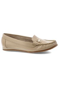 Mokasyny damskie Armodo, cholewka ze skóry naturalnej konstrukcja z dekoracyjną aplikacją miękka forma niska elastyczna podeszwa zapewniająca komfort. Okazja: na co dzień. Kolor: beżowy. Materiał: skóra. Szerokość cholewki: normalna. Wzór: aplikacja. Styl: casual, elegancki, klasyczny #2