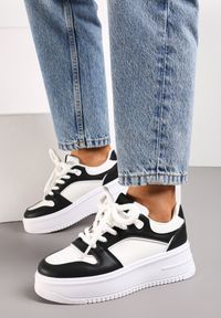 Renee - Biało-Czarne Sznurowane Sneakersy na Platformie z Metalicznymi Wstawkami Arileva. Kolor: biały. Materiał: jeans. Obcas: na platformie #3