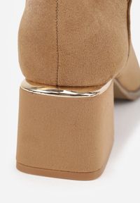 Renee - Ciemnobeżowe Botki Vices z Ekozamszu z Ozdobnymi Wycięciami na Słupku z Metalicznym Detalem Naetha. Kolor: beżowy. Szerokość cholewki: normalna. Sezon: wiosna, jesień. Obcas: na słupku. Styl: elegancki. Wysokość obcasa: średni #2