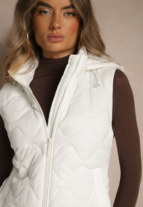 Renee - Biała Kamizelka z Odpinanym Kapturem i Pikowanym Wzorem Tiozarе. Okazja: na co dzień. Kolor: biały. Materiał: jeans. Sezon: jesień. Styl: casual