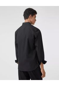 Burberry - BURBERRY - Czarna koszula z monogramem. Okazja: na spotkanie biznesowe. Kolor: czarny. Materiał: jeans, bawełna. Długość rękawa: długi rękaw. Długość: długie. Styl: elegancki, biznesowy