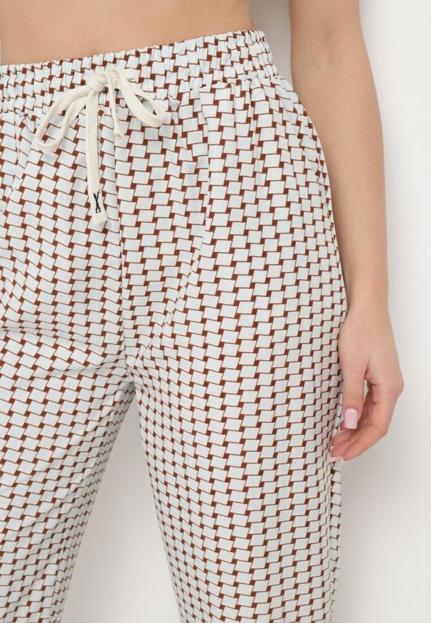 Born2be - Beżowo-Brązowe Spodnie w Geometryczny Print z Wysokim Stanem Lolla. Okazja: na randkę, na co dzień. Stan: podwyższony. Kolor: niebieski. Wzór: geometria, nadruk. Styl: elegancki, casual