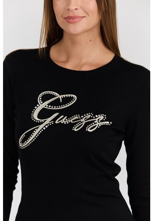 Guess - GUESS Czarny damski sweter Olive z haftowanym logo. Kolor: czarny. Materiał: materiał, wiskoza. Długość rękawa: długi rękaw. Długość: długie. Wzór: haft. Styl: elegancki, klasyczny