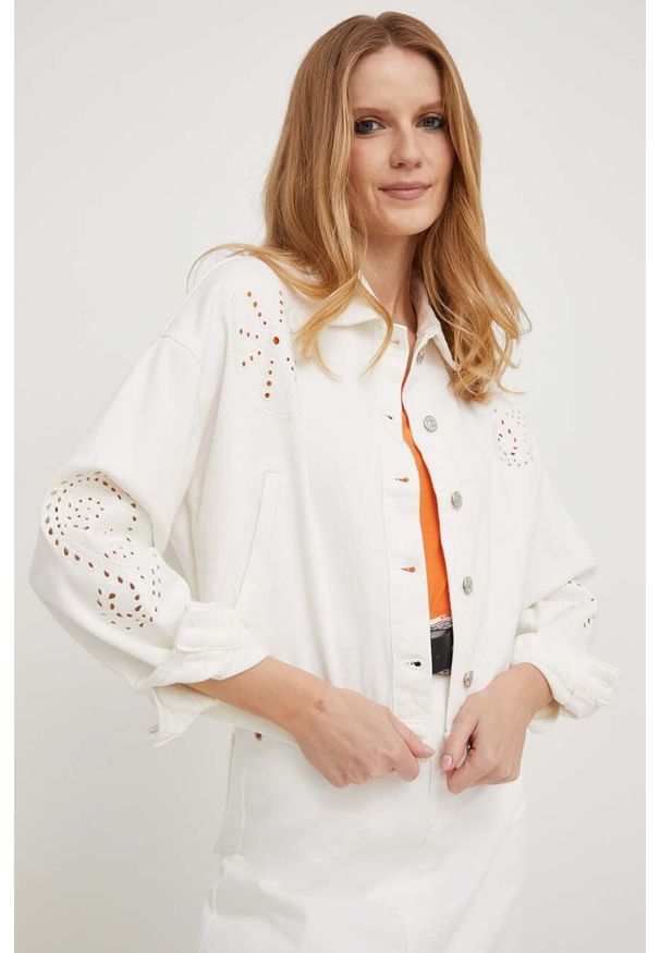 Answear Lab kurtka jeansowa bawełniana kolor biały przejściowa oversize. Kolor: biały. Materiał: bawełna, jeans. Styl: wakacyjny