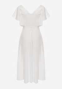 Renee - Biała Sukienka o Rozkloszowanym Kroju z Falbanami Bouchard. Typ kołnierza: dekolt w kształcie V. Kolor: biały. Materiał: tkanina. Wzór: jednolity, gładki. Styl: klasyczny, wizytowy. Długość: maxi #3