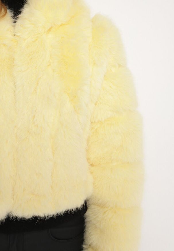 Born2be - Żółta Kurtka Futrzana o Krótkim Pikowanym Kroju Hemeriana. Okazja: na co dzień. Kolor: żółty. Materiał: futro. Długość: krótkie. Sezon: zima, jesień. Styl: klasyczny, casual, elegancki