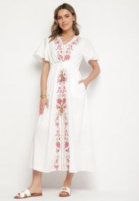 Born2be - Biała Bawełniana Sukienka Boho o Rozkloszowanym Kroju z Haftem i Frędzlami Modixa. Okazja: na co dzień. Typ kołnierza: dekolt w serek. Kolor: biały. Materiał: bawełna. Długość rękawa: krótki rękaw. Wzór: haft. Typ sukienki: rozkloszowane. Styl: boho