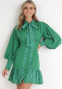 Born2be - Zielona Koszulowa Sukienka Mini z Ozdobnym Wiązaniem i Szerokimi Mankietami Jeilana. Kolor: zielony. Materiał: materiał. Typ sukienki: koszulowe. Długość: mini