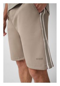 Guess Spodnie materiałowe 183578 Zielony Bermuda Fit. Kolor: zielony. Materiał: materiał #1