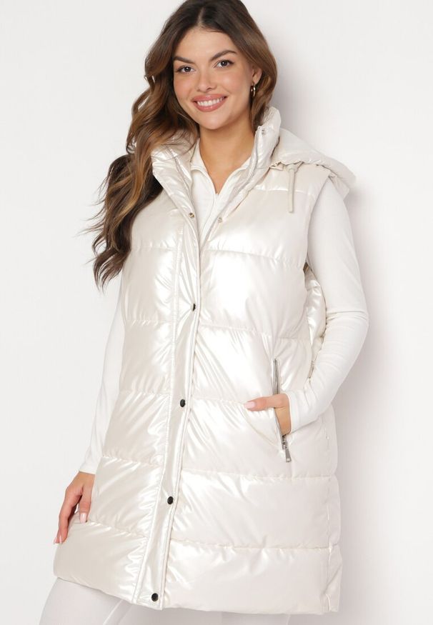 Born2be - Jasnobeżowa Długa Kamizelka Pikowana z Kapturem Agelie. Typ kołnierza: kaptur. Kolor: beżowy. Długość: długie. Wzór: aplikacja