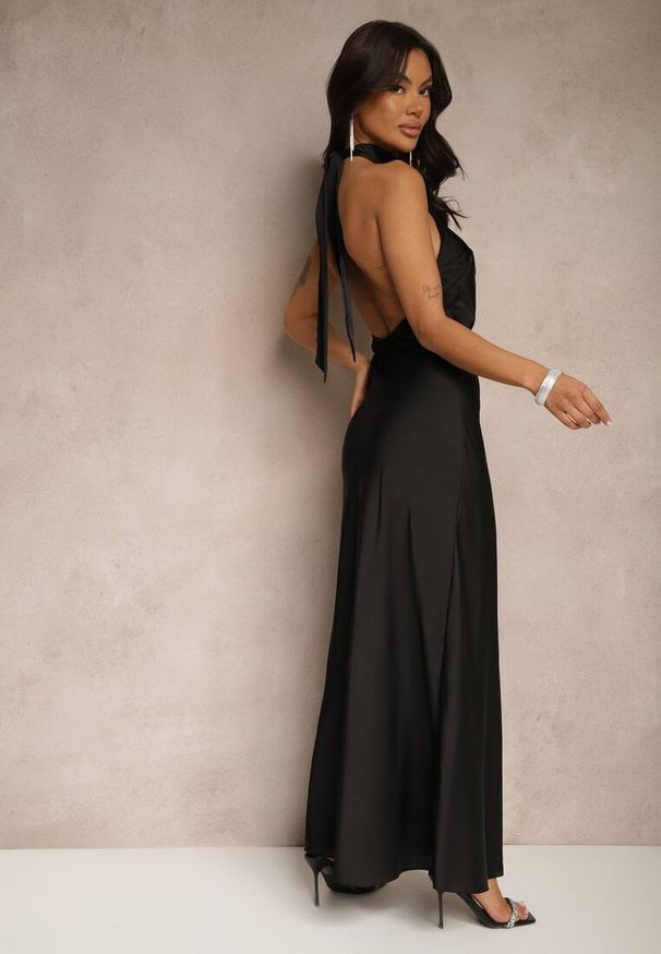 Renee - Czarna Sukienka Satynowa z Dekoltem Halter i Odkrytymi Plecami Belas. Okazja: na co dzień. Typ kołnierza: dekolt halter. Kolor: czarny. Materiał: satyna. Typ sukienki: dopasowane. Styl: casual