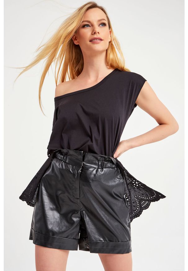 TwinSet - TOP TWINSET ACTITUDE. Materiał: koronka, bawełna. Długość rękawa: krótki rękaw. Długość: krótkie. Wzór: gładki, koronka