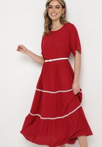 Born2be - Czerwona Bawełniana Sukienka z Krótkim Rękawem Camola. Kolekcja: plus size. Kolor: czerwony. Materiał: bawełna. Długość rękawa: krótki rękaw. Wzór: jednolity, aplikacja. Typ sukienki: dla puszystych. Styl: elegancki