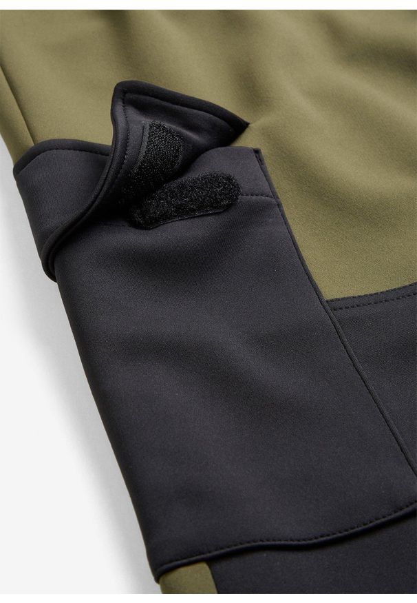 bonprix - Spodnie bojówki z softshellu, z regulacją w pasie. Kolor: zielony. Materiał: softshell