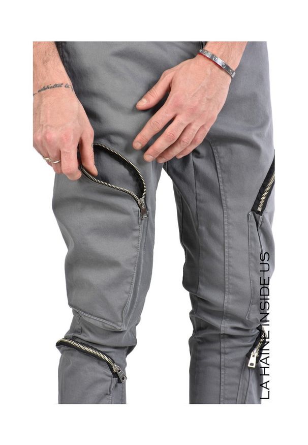 La Haine Inside Us Spodnie Bulc | A2103 3C | Bulc | Mężczyzna | Szary. Kolor: szary. Materiał: bawełna, elastan. Wzór: aplikacja